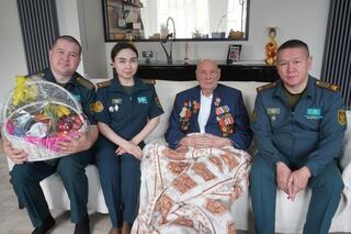 Военнослужащие поздравили ветерана войны с днем рождения