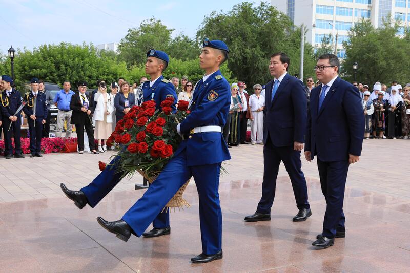 В Актобе почтили память Героя Советского Союза Алии Молдагуловой
