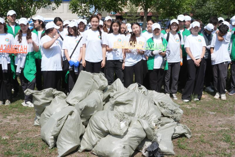 Зеленые патрули Астаны: более 100 бойцов провели экоуборку