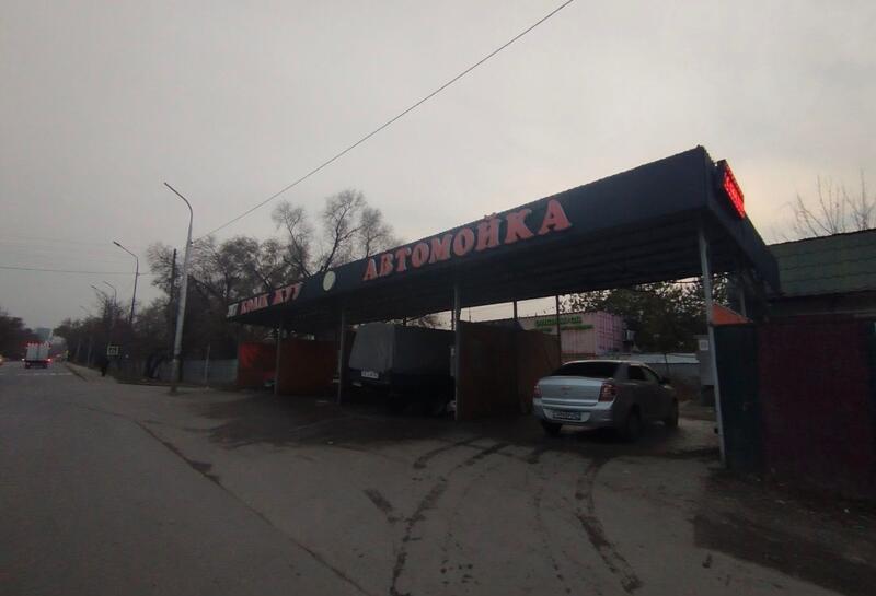 В Алматы снесли незаконную автомойку