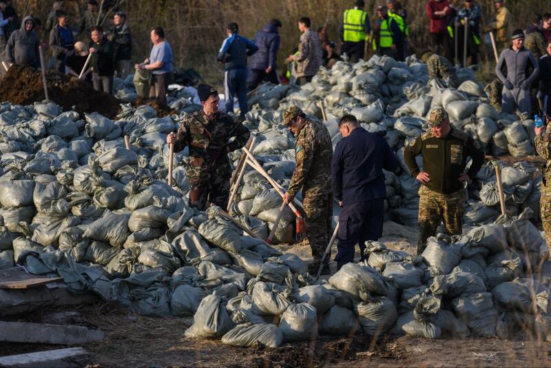 В СКО третий день борются с водой: дамбу продолжают укреплять