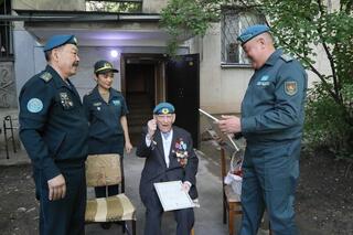 Военнослужащие Алматинского регионального гарнизона поздравили ветерана-десантника