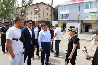 Аким города Ернат Бәзіл проверил качество благоустройства новой пешеходной зоны «Арбат»