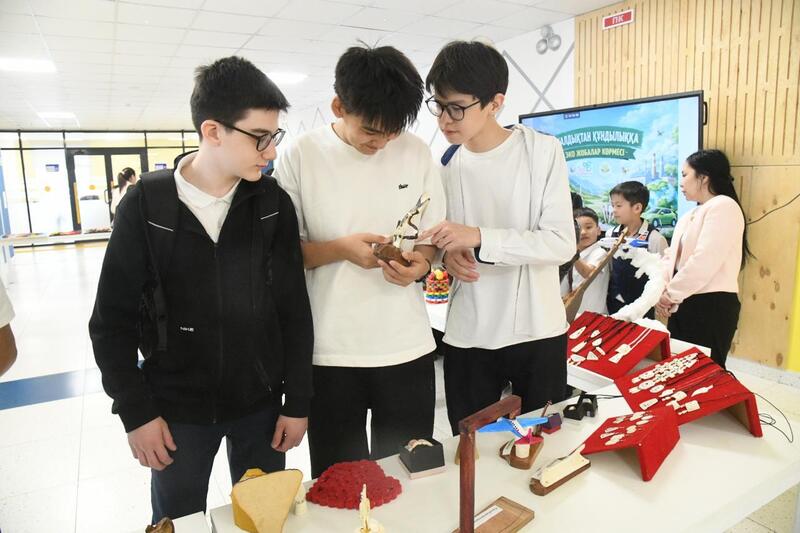 Столичные школьники представили свои эко-идеи на выставке в Астане