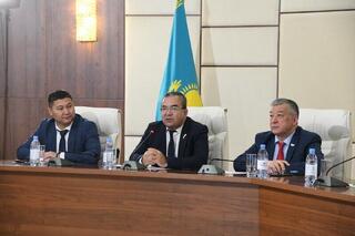 День Республики: в Астане прошла встреча писателей