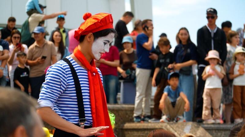 В Астане прошел парад клоунов с участием артистов из разных стран