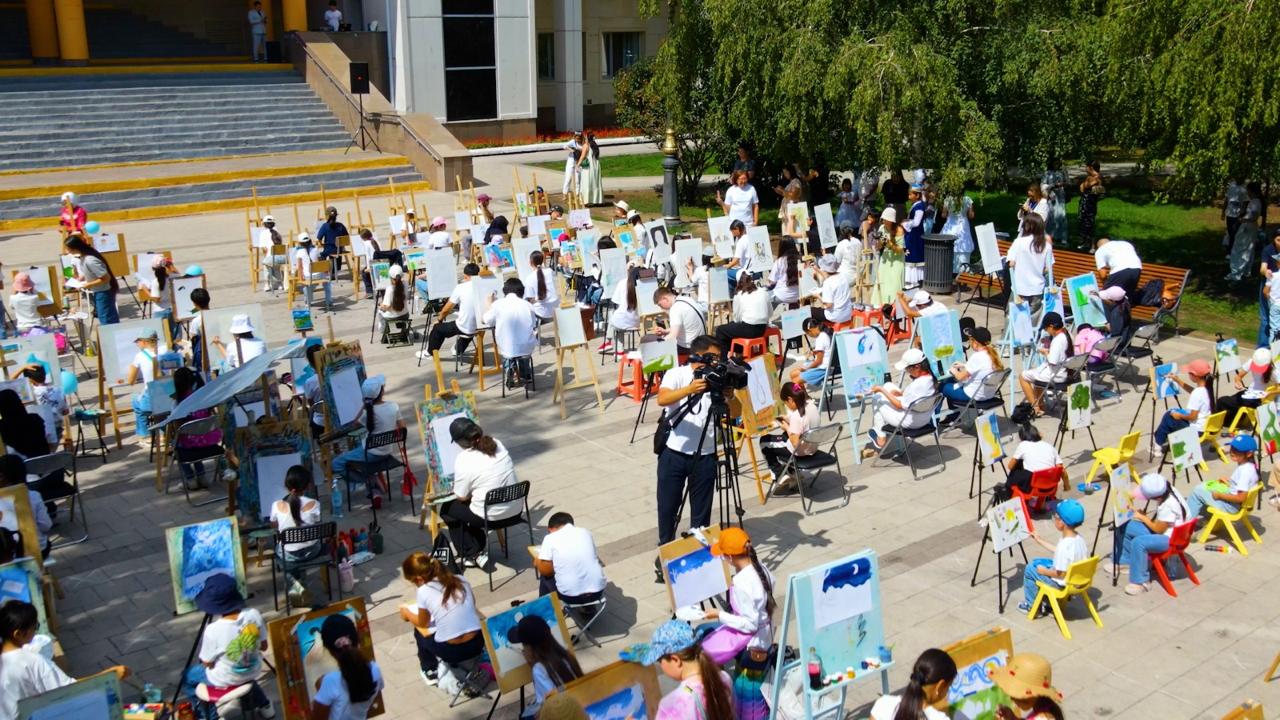 В Астане около 150 юных художников одновременно создали портреты Абая