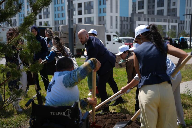 «Таза Қазақстан»: столичные параспортсмены поддержали экоакцию и высадили деревья в Астане