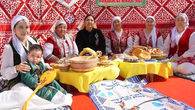 ТУРКЕСТАН: В ОРДАБАСЫ ОДНОВРЕМЕННО ПРОВЕЛИ ОБРЯД «ТҰСАУКЕСЕР» ДЛЯ 50 МАЛЫШЕЙ