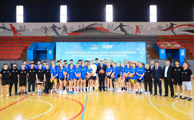 Международный тренер Йорик Майклс проводит семинар по баскетболу для актюбинских тренеров и спортсменов