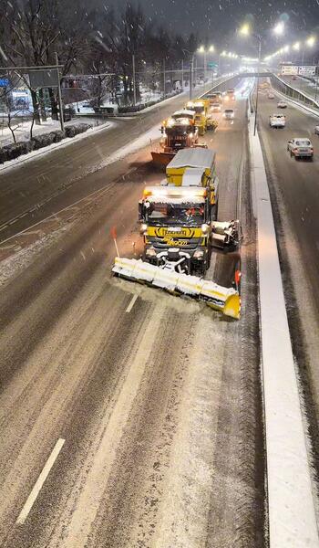 В Алматы продолжается снегопад: коммунальные службы работают без перерыва