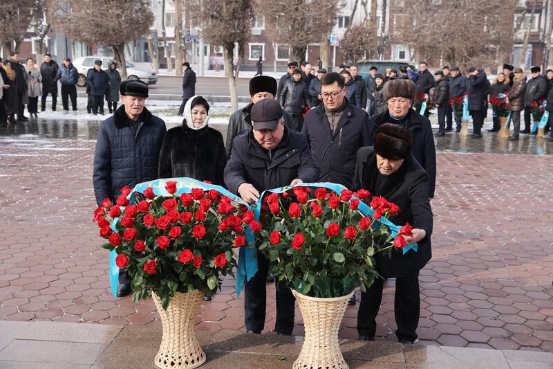 В Таразе состоялась церемония возложения цветов к памятнику Жамбылу Жабаеву
