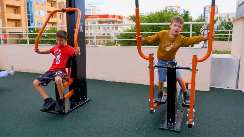 Новый благоустроенный двор открыли открыли в столичном районе Байконыр ко Дню города