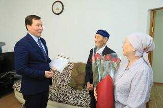 Асхат Шахаров поздравил учителей-ветеранов с профессиональным праздником