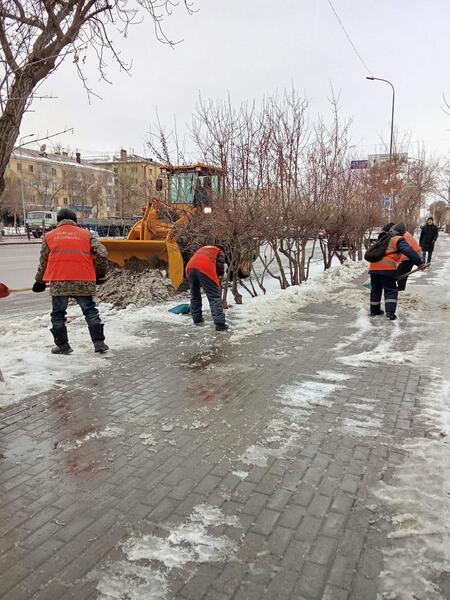 Мокрый снег и дождь: тысячи коммунальщиков заняты в снегоуборочных работах в Астане