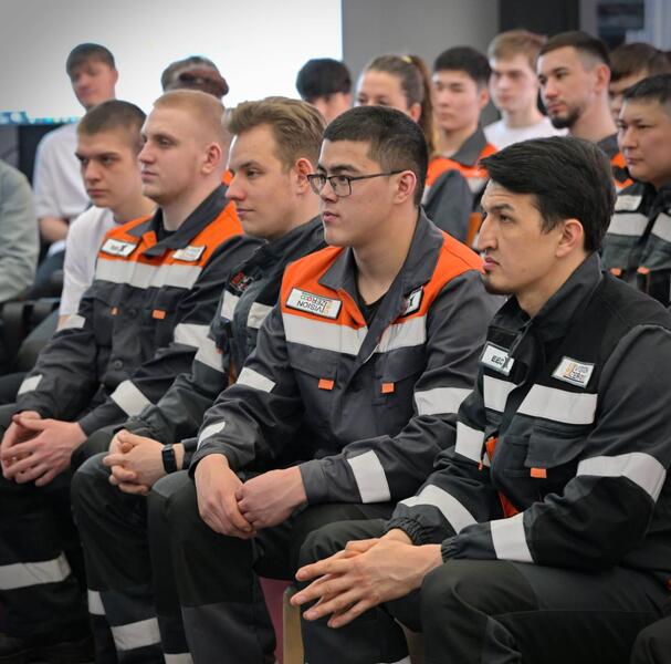 Молодежь Аксу обсудила с акимом области проект новой Конституции и будущее региона