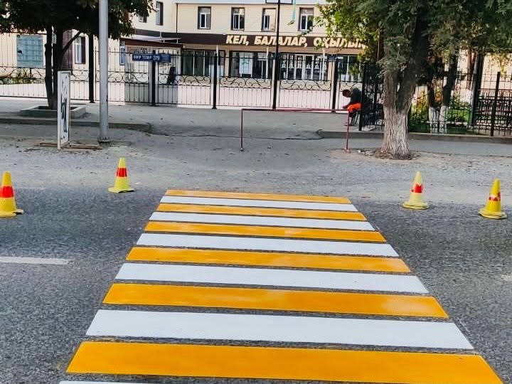 БАЛАЛАР ҚАУІПСІЗДІГІ – БАСТЫ НАЗАРДА: ШЫМКЕНТТЕ МЕКТЕП МАҢЫНДАҒЫ ЖОЛ БЕЛГІЛЕРІ ЖАҢАРТЫЛУДА