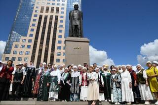180 лет Абаю: столичные пенсионеры подарили горожанам музыкально-поэтическое выступление