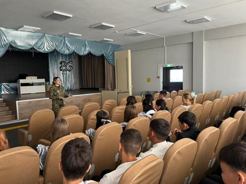 В День знаний спасатели ВКО напомнили школьникам о безопасности