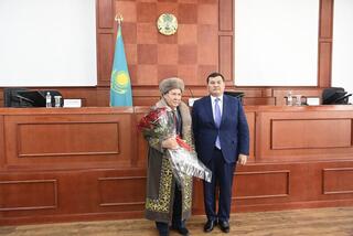 Глава региона поздравил Оразгали Бекпанова с 85-летием