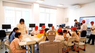 В Астане робот «Темирбек» встретился с детьми пришкольного лагеря