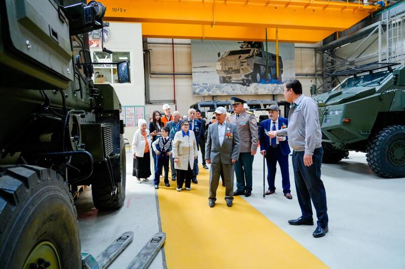 В Астане труженики тыла посетили отечественный завод по производству военной техники