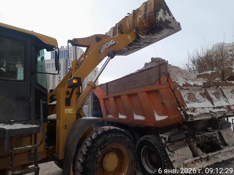 В Астане для очистки города от снега задействовано более 1 800 единиц спецтехники