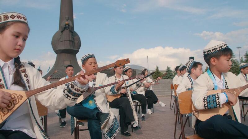 100 школьников одновременно исполнили казахские кюи на домбре в Астане