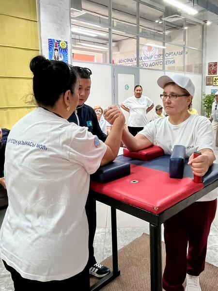 В Астане прошли командные соревнования по армрестлингу среди пенсионеров