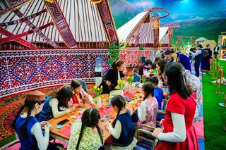 В Астане для детей развернули творческую зону на Наурыз