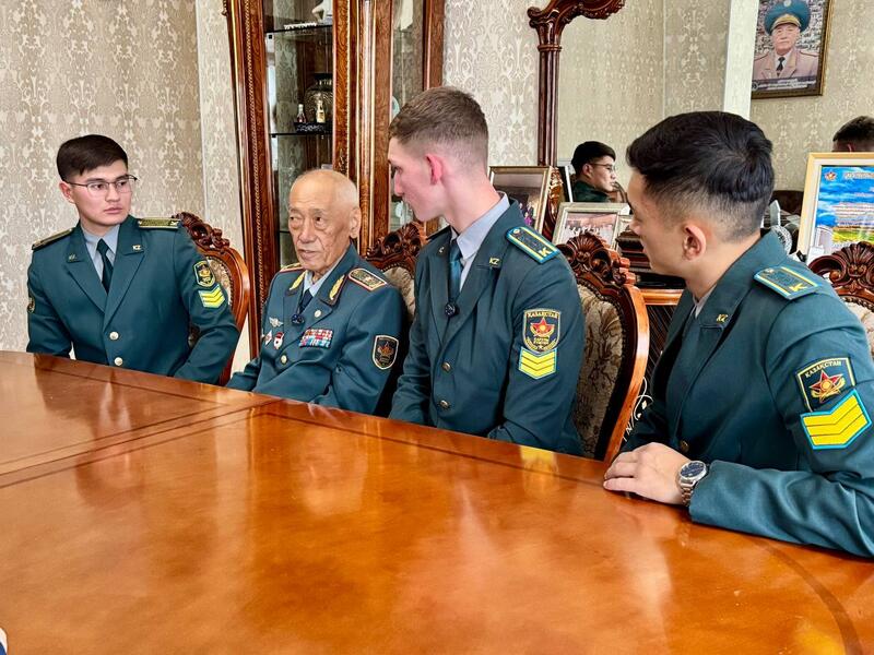 В Алматы курсанты военного института навестили первого генерала войск связи Казахстана
