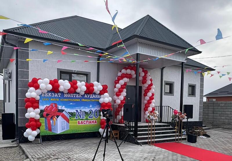 МОЛОДЕЖЬ ТУРКЕСТАНА ПОДАРИЛА ДОМ МНОГОДЕТНОЙ СЕМЬЕ