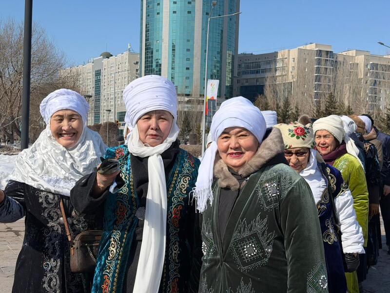 В Астане дедушки и бабушки провели шествие национальных костюмов