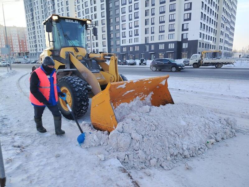 Около двух тысяч единиц спецтехники заняты в уборке снега в Астане