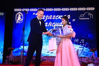 ТУРКЕСТАН: НАГРАЖДЕНЫ ПОБЕДИТЕЛИ КОНКУРСА «ҚАЗАҚ РОМАНСИАДАСЫ»