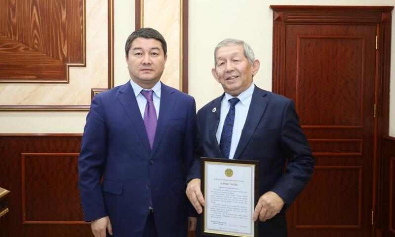 Нурдаулет Килыбай вручил государственные награды людям труда