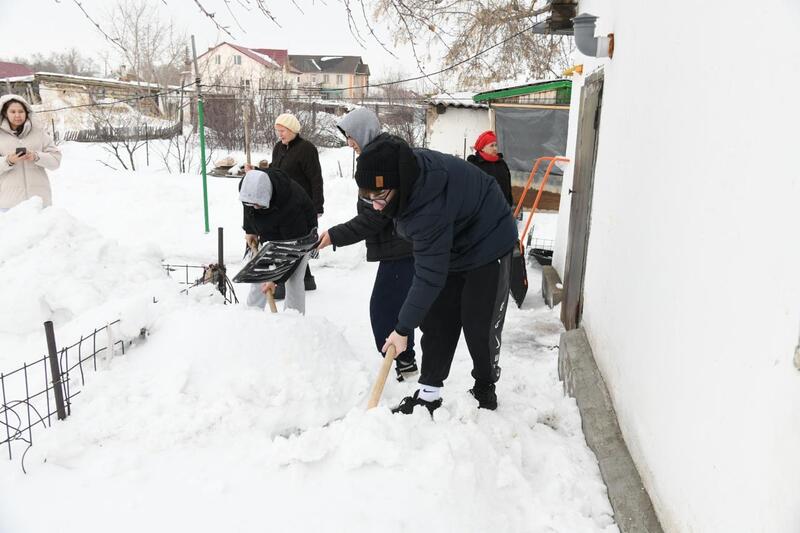 Активисты столичного Дома дружбы убрали снег во дворах пенсионеров