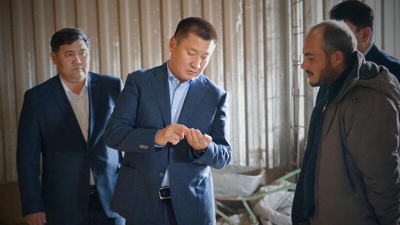 Глава региона Асаин Байханов с рабочим визитом побывал в Щербактинском районе и встретился с местными аксакалами