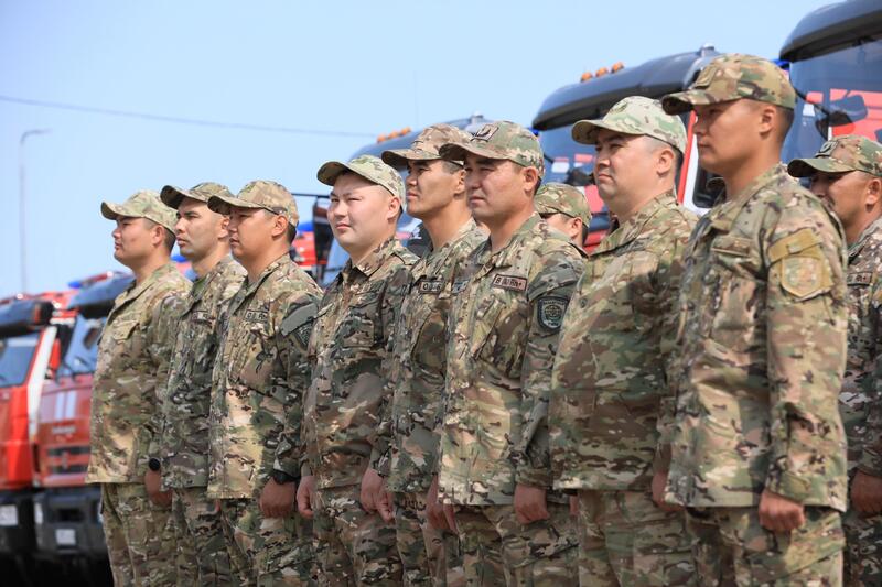 Глава МЧС вручил актюбинским спасателям спецтехнику и ключи от служебных квартир