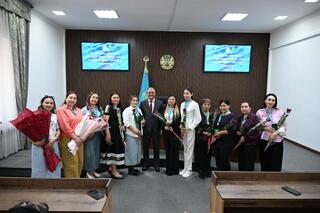 В Талдыкоргане 11 многодетным матерям были вручены нагрудные знаки «Алтын алқа» и «Күміс алқа»